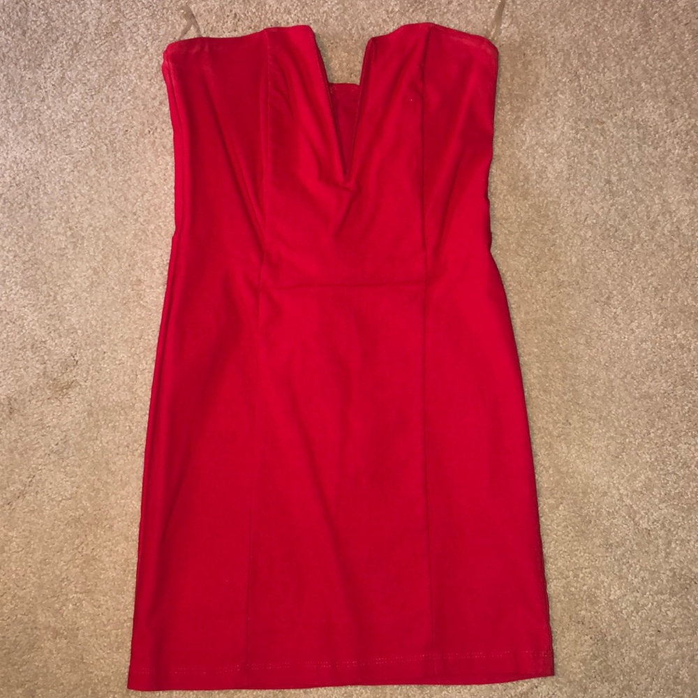 Red stretchy mini dress with v neck line strapless
